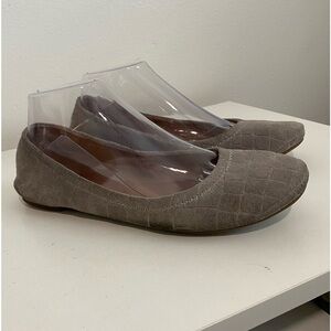 🍄 Ladies Lucky Brand Suede croc embossed flats.